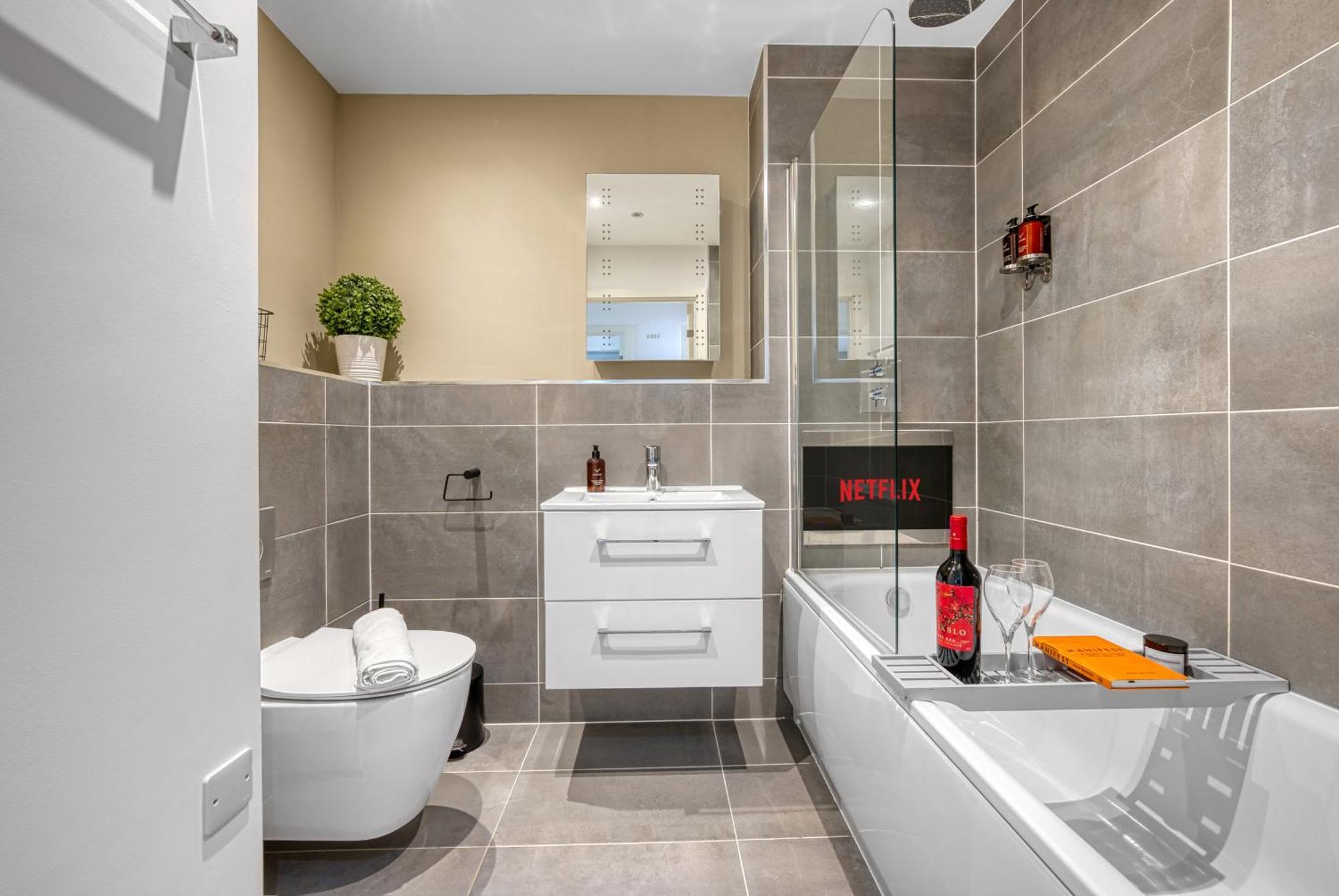 1 Bedroom Ocean Village Luxurious, Stylish & Cosy Apartment, Central Location In Southampton, Sleeps 4 - Summer Special Offer! - By Blue Puffin Stays Eksteriør billede